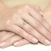 Pierścionek z falowaną szyną z białego złota z okrągłym różowym diamentem laboratoryjnym Lab Diamonds W0084.B3.LDP.01 marko