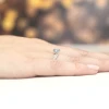 Pierścionek z falowaną szyną z białego złota z okrągłym niebieskim diamentem laboratoryjnym Lab Diamonds W0084.B3.LDA.01 marko