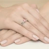 Ażurowy pierścionek z białego złota z okrągłym różowym diamentem laboratoryjnym Lab Diamonds W0014.B3.LDP.01 marko