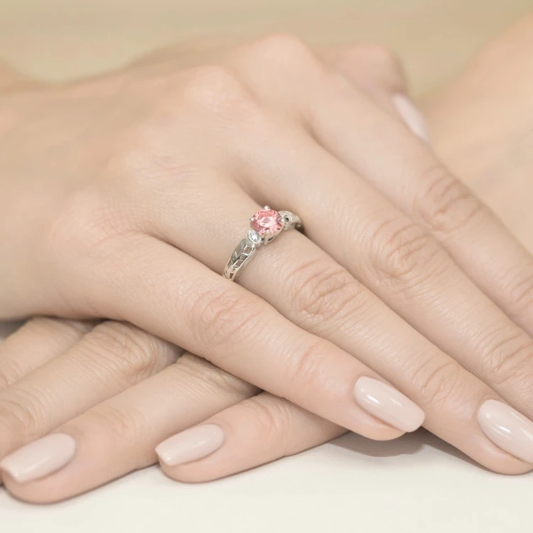 Ażurowy pierścionek z białego złota z okrągłym różowym diamentem laboratoryjnym Lab Diamonds W0014.B3.LDP.01 marko
