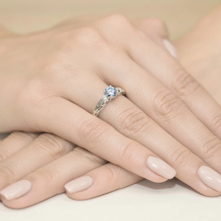 Ażurowy pierścionek z białego złota z okrągłym niebieskim diamentem laboratoryjnym Lab Diamonds W0014.B3.LDA.01 marko