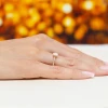 Pierścionek z żółtego złota z diamentem laboratoryjnym 0,50ct w szlifie owalnym z kamieniami na szynie P0307.Z3.LDW.03 marko