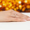 Pierścionek z żółtego złota z diamentem laboratoryjnym 0,50ct w szlifie emerald z kamieniami na szynie P0308.Z3.LDW.03 marko