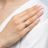 Pierścionek z żółtego złota z diamentem laboratoryjnym 0,50ct w szlifie princess z kamieniami na szynie P0310.Z3.LDW.03 marko