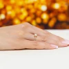 Pierścionek z żółtego złota z diamentem laboratoryjnym 0,50ct w szlifie princess z kamieniami na szynie P0310.Z3.LDW.03 marko
