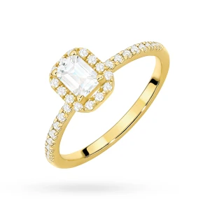 Pierścionek z żółtego złota z diamentem  laboratoryjnym 0,50ct w szlifie emerald oprawa halo z kamieniami na szynie
