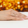 Pierścionek z żółtego złota z diamentem laboratoryjnym 0,50ct w szlifie emerald oprawa halo z kamieniami na szynie P0318.Z3.LDW.03 marko
