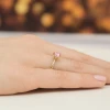 Klasyczny pierścionek z żółtego złota z różowym diamentem laboratoryjnym 1,00ct półokrągła szyna Lab Diamonds W0553.Z3.LDP.04 marko