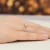 Klasyczny pierścionek z żółtego złota z różowym diamentem laboratoryjnym 1,00ct półokrągła szyna Lab Diamonds W0553.Z3.LDP.04 marko