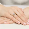 Klasyczny pierścionek z żółtego złota z niebieskim diamentem laboratoryjnym 1,00ct półokrągła szyna Lab Diamonds W0553.Z3.LDA.04 marko