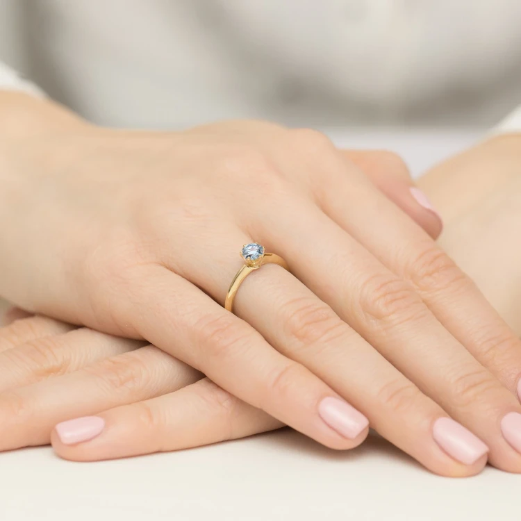 Klasyczny pierścionek z żółtego złota z niebieskim diamentem laboratoryjnym 0,50ct półokrągła szyna Lab Diamonds W0553.Z3.LDA.02 marko