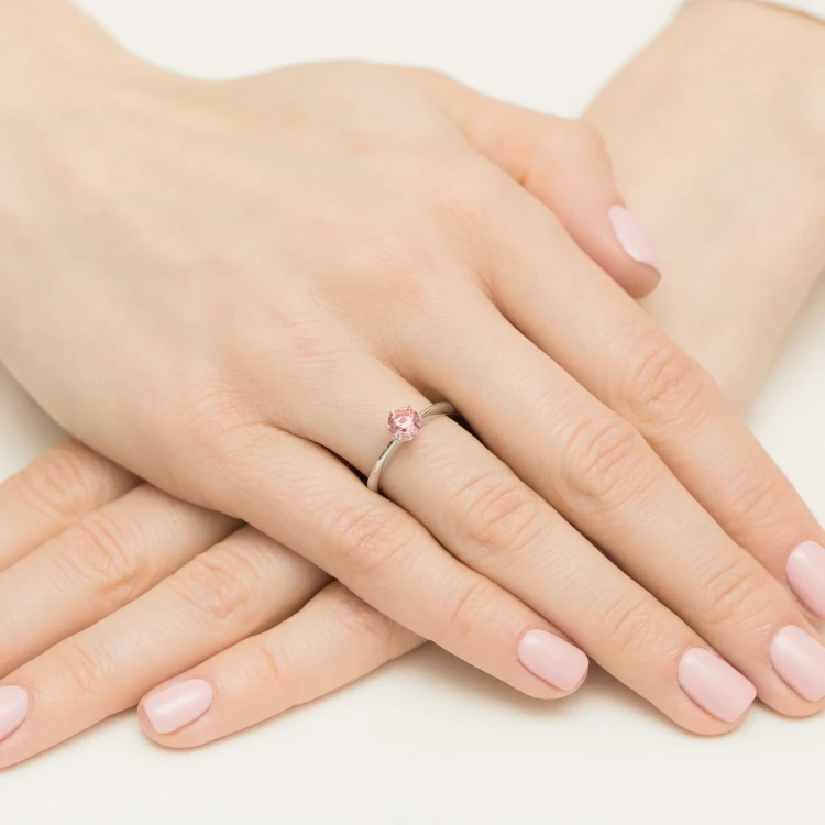 Klasyczny pierścionek z białego złota z różowym diamentem laboratoryjnym 0,50ct półokrągła szyna Lab Diamonds W0553.B3.LDP.02 marko
