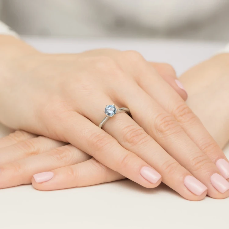 Klasyczny pierścionek z białego złota z niebieskim diamentem laboratoryjnym 1,00ct półokrągła szyna Lab Diamonds W0553.B3.LDA.04 marko