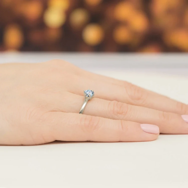 Klasyczny pierścionek z białego złota z niebieskim diamentem laboratoryjnym 0,50ct w sześciu łapkach Lab Diamonds W0535.B3.LDA.03 marko