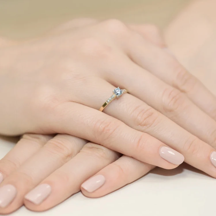 Pierścionek zaręczynowy żółte złoto i niebieski i białe laboratoryjne Lab Diamonds W0399.Z3.LDA.01 marko