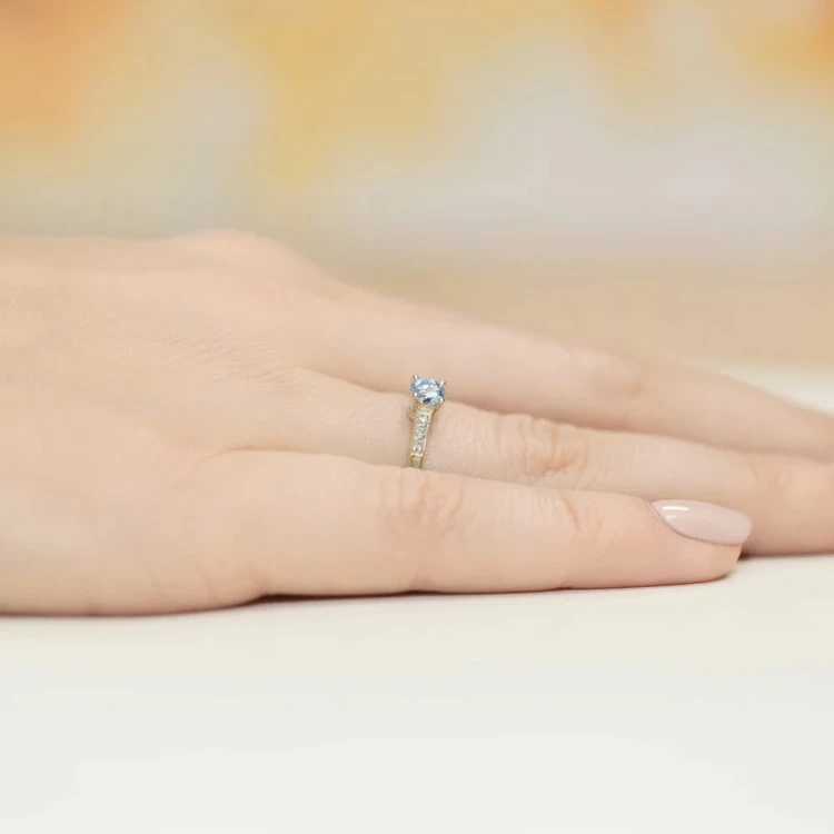 Pierścionek zaręczynowy żółte złoto i niebieski i białe laboratoryjne Lab Diamonds W0399.Z3.LDA.01 marko