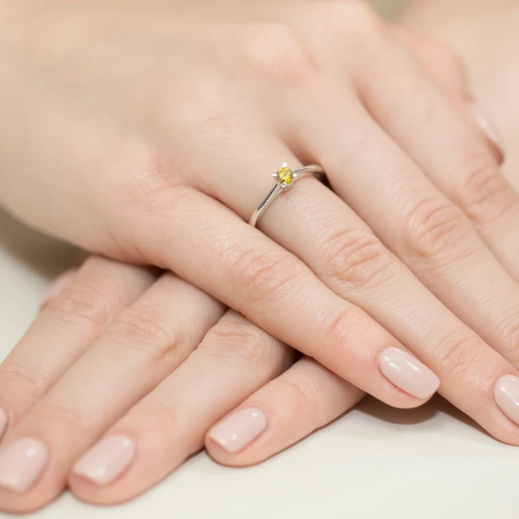 Klasyczny zaręczynowy pierścionek z białego złota z żółtym diamentem laboratoryjnym 0,15ct Lab Diamonds W0367.B3.LDY.01 marko