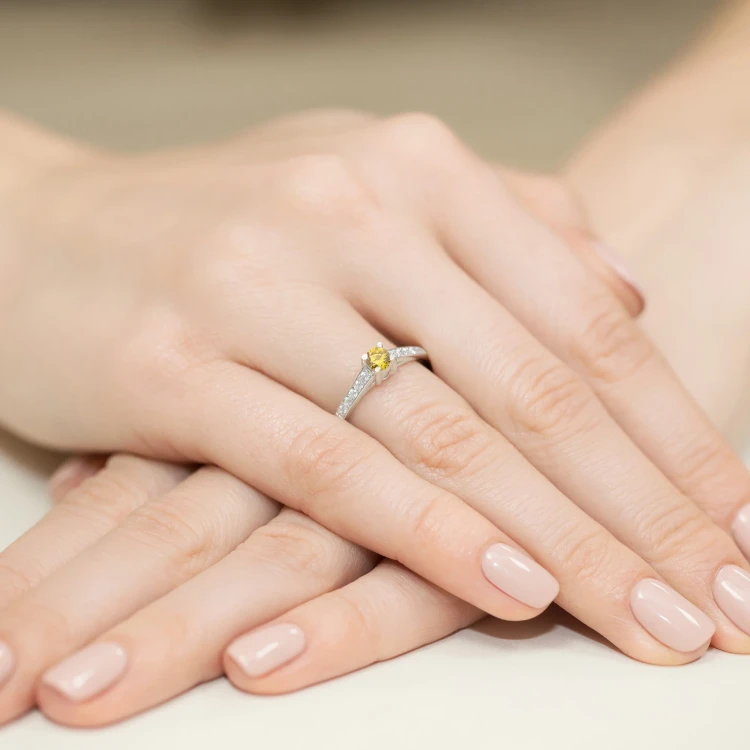 Ponadczasowy zaręczynowy pierścionek z białego złota z żółtym diamentem laboratoryjnym 0,30ct Lab Diamonds  W0364.B3.LDY.01 marko