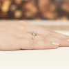Złoty pierścionek zaręczynowy z owalnym niebieskim diamentem Lab Diamonds kwiatek markiza serca W0312.Z3.LDA.01 marko