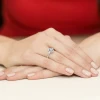Pierścionek zaręczynowy z białego złota z owalnym niebieskim diamentem Lab Diamonds kwiatek markiza serca W0312.B3.LDA.01 marko