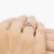 Pierścionek w klasycznym stylu z białego złota z różowym diamentem laboratoryjnym 0,15ct Lab Diamonds W0295.B3.LDP.01 marko