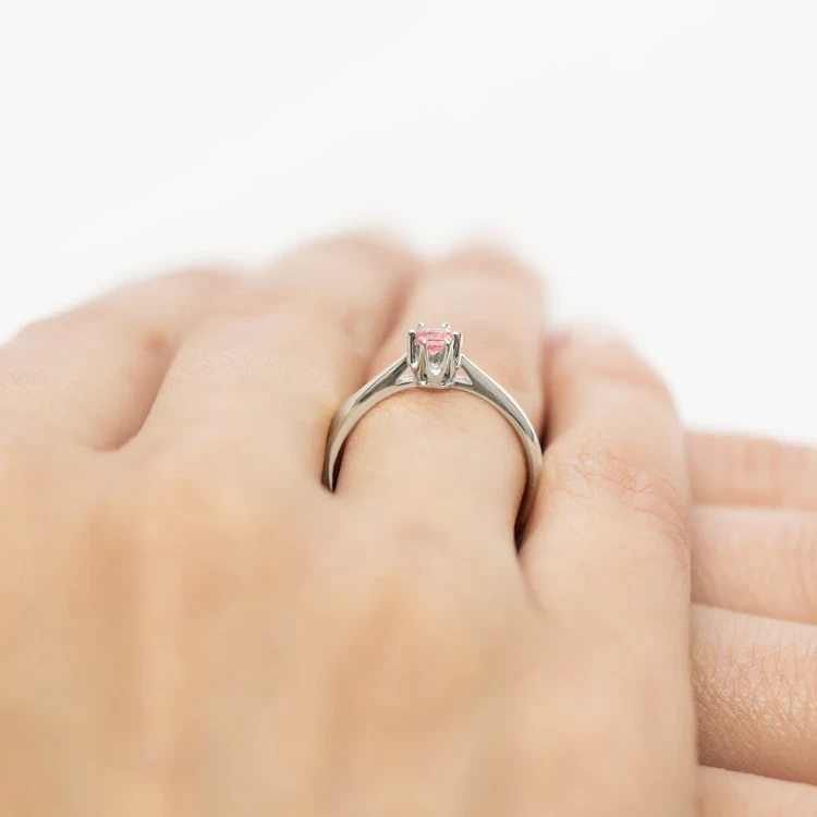 Pierścionek w klasycznym stylu z białego złota z różowym diamentem laboratoryjnym 0,15ct Lab Diamonds W0295.B3.LDP.01 marko