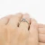 Pierścionek w klasycznym stylu z białego złota z niebieskim diamentem laboratoryjnym 0,15ct Lab Diamonds W0295.B3.LDA.01 marko