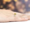 Złoty pierścionek zaręczynowy z prostokątnym żółtym diamentem laboratoryjnym Lab Diamonds W0078.Z3.LDY.01 marko