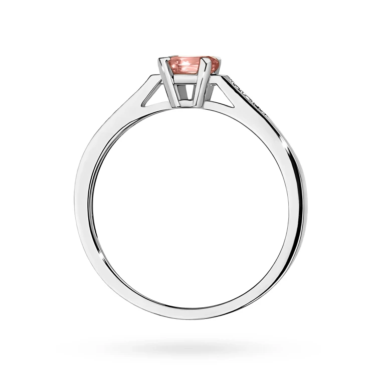 Pierścionek z białego złota z prostokątnym różowym diamentem laboratoryjnym Lab Diamonds W0078.B3.LDP.01 marko