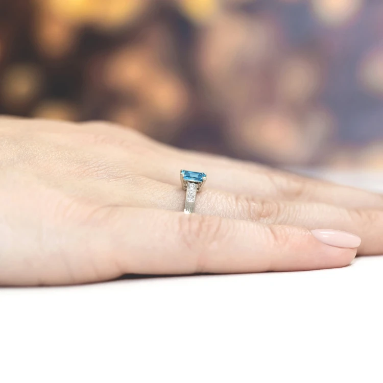 Pierścionek z białego złota z prostokątnym niebieskim diamentem laboratoryjnym Lab Diamonds W0078.B3.LDA.01 marko