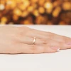 Klasyczny złoty zaręczynowy pierścionek z pojedynczym diamentem laboratoryjnym Lab Diamonds W0045.Z3.LDW.01 marko