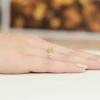 Złoty pierścionek zaręczynowy z owalnym żółtym diamentem laboratoryjnym Lab Diamonds W0019.Z3.LDY.01 marko