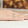 Złoty pierścionek zaręczynowy z owalnym różowym diamentem laboratoryjnym Lab Diamonds W0019.Z3.LDP.01 marko