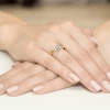 Złoty pierścionek zaręczynowy z owalnym niebieskim diamentem laboratoryjnym Lab Diamonds W0019.Z3.LDA.01 marko
