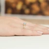 Złoty pierścionek zaręczynowy z owalnym niebieskim diamentem laboratoryjnym Lab Diamonds W0019.Z3.LDA.01 marko