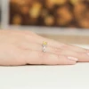Złoty pierścionek zaręczynowy z białego złota z owalnym żółtym diamentem laboratoryjnym Lab Diamonds W0019.B3.LDY.01 marko