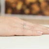 Złoty pierścionek zaręczynowy z białego złota z owalnym różowym diamentem laboratoryjnym Lab Diamonds W0019.B3.LDP.01 marko