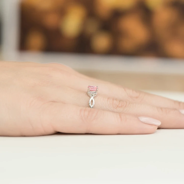 Złoty pierścionek zaręczynowy z białego złota z owalnym różowym diamentem laboratoryjnym Lab Diamonds W0019.B3.LDP.01 marko