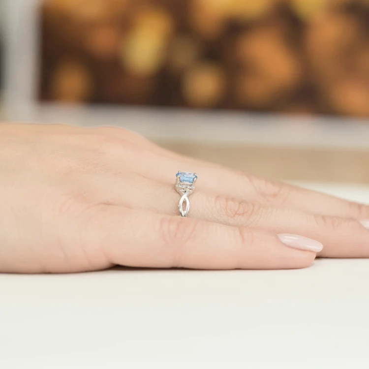 Złoty pierścionek zaręczynowy z białego złota z owalnym niebieskim diamentem laboratoryjnym Lab Diamonds W0019.B3.LDA.01 marko