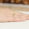 Pierścionek zaręczynowy z żółtego złota z prostokątnym żółtym diamentem laboratoryjnym Lab Diamonds W0002.Z3.LDY.01 marko