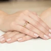 Pierścionek zaręczynowy z żółtego złota z prostokątnym różowym diamentem laboratoryjnym Lab Diamonds W0002.Z3.LDP.01 marko