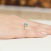 Pierścionek zaręczynowy z żółtego złota z prostokątnym niebieskim diamentem laboratoryjnym Lab Diamonds W0002.Z3.LDA.01 marko