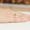 Pierścionek zaręczynowy z białego złota z prostokątnym żółtym diamentem laboratoryjnym Lab Diamonds W0002.B3.LDY.01 marko