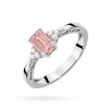 Pierścionek zaręczynowy z białego złota z prostokątnym różowym diamentem laboratoryjnym Lab Diamonds W0002.B3.LDP.01 marko