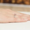 Pierścionek zaręczynowy z białego złota z prostokątnym różowym diamentem laboratoryjnym Lab Diamonds W0002.B3.LDP.01 marko