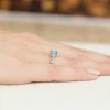 Pierścionek zaręczynowy z białego złota z prostokątnym niebieskim diamentem laboratoryjnym Lab Diamonds W0002.B3.LDA.01 marko