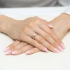 Pierścionek z żółtego złota z diamentem 0,50ct w szlifie princess oprawa halo z kamieniami na szynie P0320.Z3.DIW.03 marko