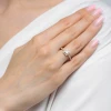 Pierścionek z żółtego złota z diamentem 0,50ct w szlifie princess oprawa halo z kamieniami na szynie P0320.Z3.DIW.03 marko