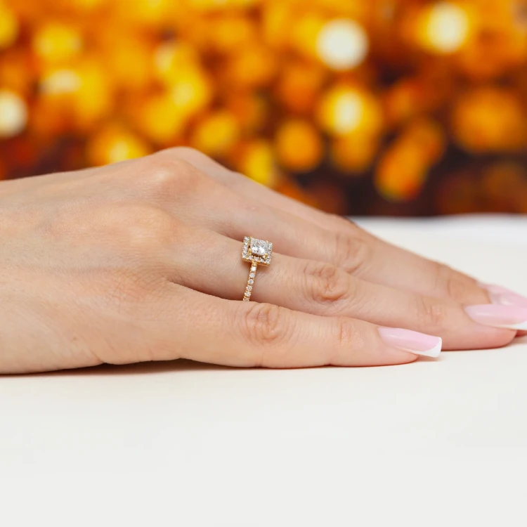 Pierścionek z żółtego złota z diamentem 0,50ct w szlifie princess oprawa halo z kamieniami na szynie P0320.Z3.DIW.03 marko