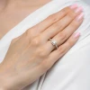 Pierścionek z białego złota z diamentem 0,50ct w szlifie princess oprawa halo z kamieniami na szynie P0320.B3.DIW.03 marko